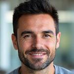 Retrato de Javier, un hombre de 48 años, con una expresión de energía y concentración.