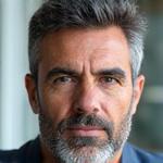 Retrato de Manuel, un hombre de 50 años, con una expresión de lucidez y confianza.