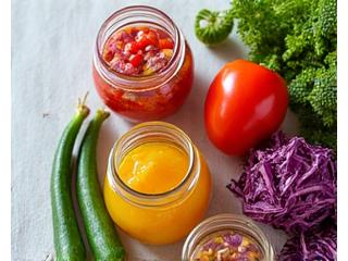 Kit de fermentación casera con frascos de vidrio y vegetales listos para fermentar.