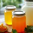 Bebidas fermentadas en frascos de cristal y hojas de menta, representando la salud digestiva.